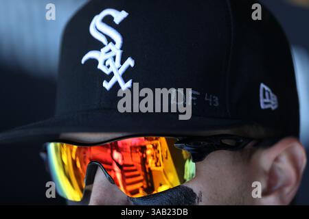 24. April 2018: Chicago, IL, USA – Adam Engel, der Spieler der Chicago White Sox trägt die Initialen und die Nummer des Teamkollegen Danny Farquhar auf seinem Hut, bevor er am Dienstag, den 24. April 2018, gegen die Seattle Mariners im garantierten Rate Field in Chicago antritt. (Bild: © Chris Sweda/TNS via ZUMA Wire) Stockfoto