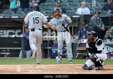24. April 2018 – Chicago, IL, USA – der Baserunner Kyle Seager der Seattle Mariners (15) wird von Teamkollege Ben Gamel gratuliert, nachdem er am Dienstag, den 24. April 2018, im vierten Inning gegen die Chicago White Sox at Guaranteed Rate Field in Chicago eine Single von Mitch Haniger erzielt hatte. Die Mariners haben mit 1:0 gewonnen. (Bild: © Chris Sweda/TNS via ZUMA Wire) Stockfoto