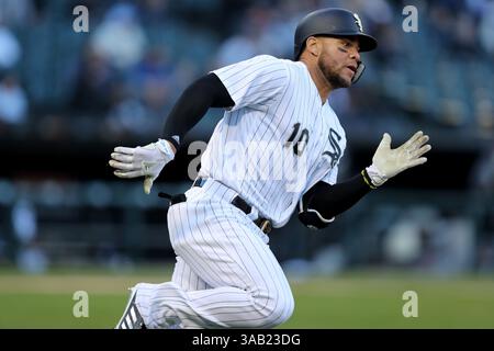 24. April 2018 – Chicago, IL, USA – der Baserunner Yoan Moncada der Chicago White Sox sprintet am Dienstag, den 24. April 2018, um die erste Basis zu erreichen und im siebten Inning gegen die Seattle Mariners im garantierten Rate Field in Chicago ein Doppelspurt zu erzielen. Die Mariners haben mit 1:0 gewonnen. (Bild: © Chris Sweda/TNS via ZUMA Wire) Stockfoto
