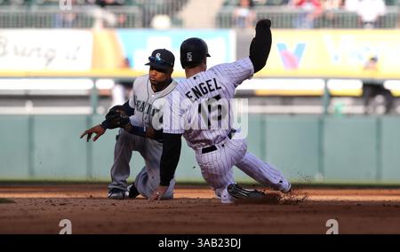 24. April 2018 – Chicago, IL, USA – Chicago White Sox Baserunner Adam Engel (15) rutscht ein, bevor er am Dienstag, den 24. April 2018, von den Seattle Mariners' Robinson Cano auf der zweiten Basis im fünften Inning im garantierten Rate Field in Chicago markiert wurde. Die Mariners haben mit 1:0 gewonnen. (Bild: © Chris Sweda/TNS via ZUMA Wire) Stockfoto