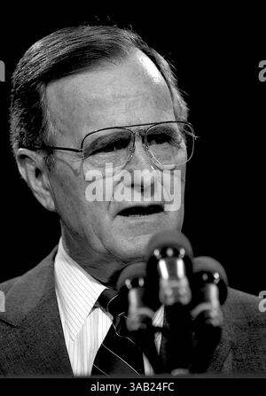 18. April 1991: Washington, District of Columbia, USA – Präsident GEORGE H.W. BUSH gibt zusammen mit Bildungsminister Lamar Alexander eine Strategieunterrichtung über den Zustand der nationalen Bildung. (Kreditbild: © Mark Reinstein via ZUMA Wire) Stockfoto