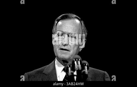 18. April 1991: Washington, District of Columbia, USA – Präsident GEORGE H.W. BUSH gibt zusammen mit Bildungsminister Lamar Alexander eine Strategieunterrichtung über den Zustand der nationalen Bildung. (Kreditbild: © Mark Reinstein via ZUMA Wire) Stockfoto