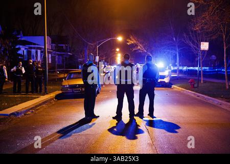24. April 2018 – Chicago, IL, USA – die Polizei arbeitet am Tatort, an dem zwei Personen in der Nähe der Kreuzung 60th und Maplewood Avenue erschossen wurden. Dienstag, 24. April 2018, in Chicago. (Bild: © Armando L. Sanchez/TNS via ZUMA Wire) Stockfoto
