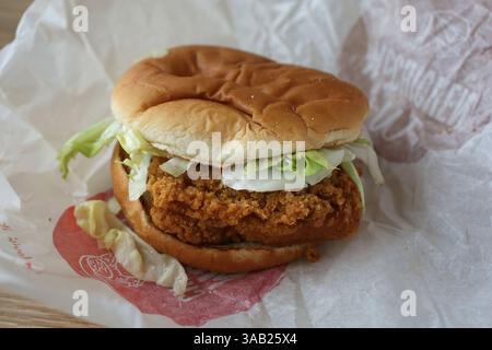 24. April 2018 - Chicago, IL, USA - das McSpicy Chicken Sandwich aus Hongkong, fotografiert am 24. April 2018, steht auf dem Global Favorites Menu des neuen McDonald's Restaurant im Erdgeschoss des neuen Firmensitzes im Chicagoer Fulton Market District. (Bild: © E. Jason Wambsgans/TNS via ZUMA Wire) Stockfoto