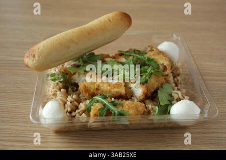 24. April 2018 - Chicago, IL, USA - Mozzasalat aus Frankreich, fotografiert am 24. April 2018, steht im neuen McDonald's Restaurant im Erdgeschoss des neuen Firmensitzes im Chicagoer Viertel Fulton Market auf dem Global Favorites Menu. (Bild: © E. Jason Wambsgans/TNS via ZUMA Wire) Stockfoto