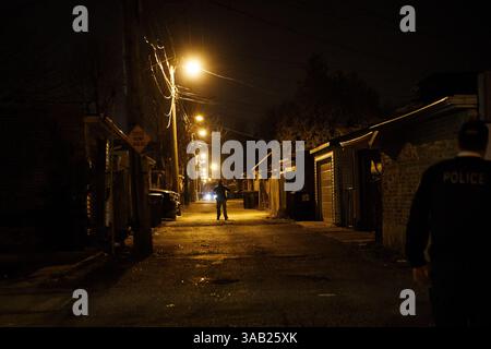 24. April 2018 – Chicago, IL, USA – die Polizei durchsucht eine Gasse an dem Tatort, an dem zwei Personen in der Nähe der Kreuzung 60th und Maplewood Avenue erschossen wurden. Dienstag, 24. April 2018, in Chicago. (Bild: © Armando L. Sanchez/TNS via ZUMA Wire) Stockfoto