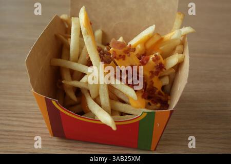 24. April 2018 - Chicago, IL, USA - Pommes mit Käse und Speck aus Australien, fotografiert am 24. April 2018, stehen im neuen McDonald's Restaurant im Erdgeschoss des neuen Firmensitzes im Fulton Market District von Chicago auf dem Global Favorites Menu. (Bild: © E. Jason Wambsgans/TNS via ZUMA Wire) Stockfoto