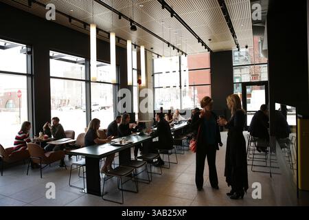 24. April 2018 - Chicago, IL, USA - das neue McDonald's Restaurant im Erdgeschoss des neuen Firmensitzes im Fulton Market District, Dienstag, 24. April 2018 in Chicago. (Bild: © E. Jason Wambsgans/TNS via ZUMA Wire) Stockfoto