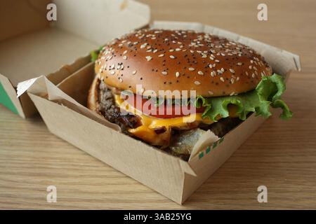 24. April 2018 - Chicago, IL, USA - der Mighty Angus Burger aus Kanada, fotografiert am 24. April 2018, steht im neuen McDonald's Restaurant im Erdgeschoss des neuen Firmensitzes im Fulton Market District von Chicago auf dem Global Favorites Menu. (Bild: © E. Jason Wambsgans/TNS via ZUMA Wire) Stockfoto