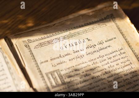 Weißrussland, Minsk - 09.03.2025: Ein Buch liegt offen zu einer bestimmten Seite, auf der das Wort Gyanoa hervorgehoben ist, das die Leser-Attent erfasst Stockfoto