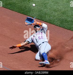 26. April 2018: St Louis, MO, USA – der linke Feldspieler Yoenis Cespedes von New York Mets kann im siebten Inning am Donnerstag, den 26. April 2018, im Busch Stadium in St. Louis kein Doppelspiel von Tommy Pham der St. Louis Cardinals erzielen. Die Karten haben mit 4:3 gewonnen. (Bild: © Chris Lee/TNS via ZUMA Wire) Stockfoto