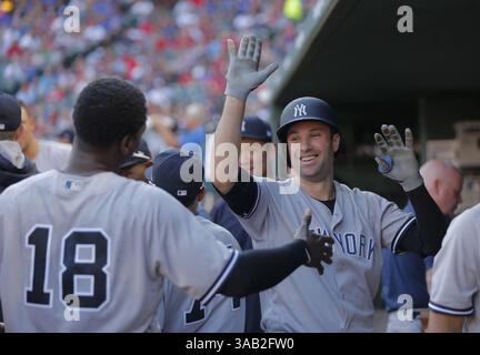 23. Mai 2018 - Arlington, TX, USA - New York Yankees erster Baseman Neil Walker (14) feiert mit Teamkollegen nach einem Solo homer im dritten Inning, als die New York Yankees am Mittwoch, 23. Mai 2018 in Arlington, Texas, die Texas Rangers spielen. (Bild: © Rodger Mallison/TNS via ZUMA Wire) Stockfoto