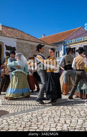 Portugal, Region Oeste, Amoreira, traditioneller Tanz und Musik in der Praca Dr. Azevedo Perdigao am Nationaltag der Windmühlen Stockfoto