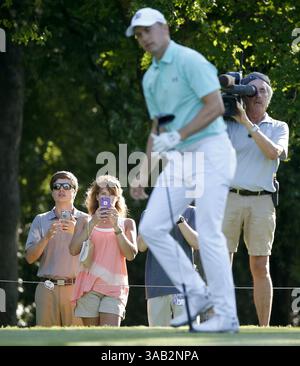 24. Mai 2018 - Fort Worth, TX, USA - Golf-Fans sehen Jordan Spieth beim Eröffnungstag des Invitational at Colonial in Fort Worth, Texas am Donnerstag, den 24. Mai 2018, auf Nummer 12 abschlagt. (Kreditbild: © Brad Loper/TNS via ZUMA Wire) Stockfoto