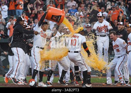 29. März 2018: Baltimore, MD, USA - Manny Machado der Baltimore Orioles, Mitte links, taucht einen Eimer mit einem Drink auf Teamkollegen Adam Jones (10), nachdem er am Donnerstag, den 29. März 2018, im Oriole Park in Camden Yards in Baltimore gegen die Minnesota Twins ausgetragen hatte. (Bild: © Kenneth K. Lam/TNS via ZUMA Wire) Stockfoto