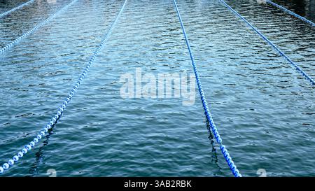 Große Aufnahme eines Außenpools mit blauen Markierungen für die Schwimmbahn und klarem Wasser Stockfoto