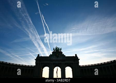 U-förmiger Komplex, der den Park du cinquantenaire dominiert, der von der belgischen Regierung unter der Schirmherrschaft von König Leopold II. In Auftrag gegeben wurde Stockfoto