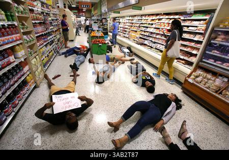 25. Mai 2018 – Orlando, FL, USA – Demonstranten lagen während eines Protestes gegen Waffengewalt im Publix Store am East Colonial Drive in der Nähe der Innenstadt von Orlando, Florida, am Freitag, 25. Mai 2018 auf dem Boden. Die Demonstration in Orlando war eine von zahlreichen im ganzen Bundesstaat, nachdem der Anti-Gun-Aktivist David Hogg eine koordinierte Demonstration in den Florida Publix Stores am Freitag um 16 Uhr forderte. Hogg ist Student an der Marjorie Stoneman Douglas High School in Parkland, wo ein bewaffneter Mann am 14. Februar 17 Studenten und Lehrkräfte tötete. (Kreditbild: © Joe Burbank/TNS via ZUMA Wire) Stockfoto