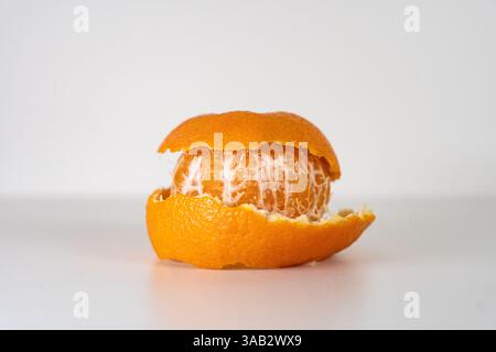 Spiralförmige Form der Orangenschale, isoliert auf weißem Hintergrund, Draufsicht. Stockfoto