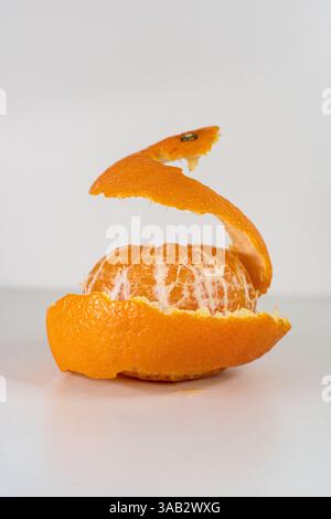 Spiralförmige Form der Orangenschale, isoliert auf weißem Hintergrund, Draufsicht. Stockfoto