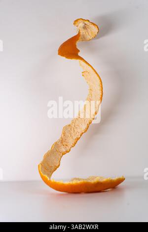 Spiralförmige Form der Orangenschale, isoliert auf weißem Hintergrund, Draufsicht. Stockfoto