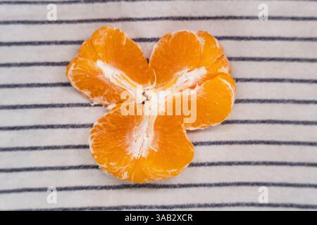 Muster ganzer Mandarinen oder Mandarinen-Orangen-Früchte und geschälter Segmente, isoliert auf weißem Hintergrund. Stockfoto