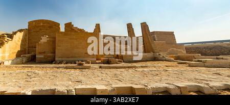 Kairo, Ägypten; 20. Januar 2024: Entdecken Sie den Sakkara-Tempel und die Ruinen, die bedeutende Nekropole der alten ägyptischen Stadt Memphis. Entdecken. Stockfoto