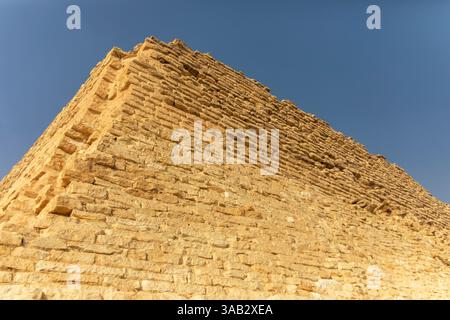 Kairo, Ägypten; 20. Januar 2024: Erkunden Sie die große Stufenpyramide von Djoser in Sakkara, Ägypten, die Nekropole der altägyptischen Stadt Memphis. Stockfoto