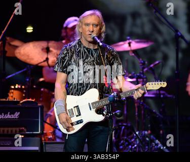 29. Mai 2016 - West Palm Beach, Florida, Vereinigte Staaten von Amerika - WEST PALM BEACH, FL - 29. MAI: Joe Walsh tritt am 29. Mai 2016 im Perfect Vodka Amphitheater in West Palm Beach Florida auf. (Kreditbild: © Storms Media Group/SMG via ZUMA Wire) Stockfoto