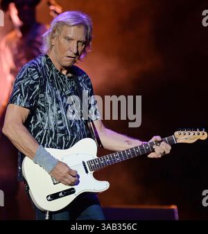 30. Mai 2016 – West Palm Beach, Florida, Vereinigte Staaten von Amerika – WEST PALM BEACH, FL – 29. MAI: Joe Walsh tritt am 29. Mai 2016 im Perfect Vodka Amphitheater in West Palm Beach Florida auf. (Kreditbild: © Storms Media Group/SMG via ZUMA Wire) Stockfoto