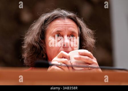 01 04 2025 Dutch Tweede Kamer Plenardebatte DEN HAAG, NIEDERLANDE - 1. APRIL: Minister Marjolein Faber während der Plenardebatte im Tweede Kamer am 1. April 2025 in den Haag Tweede Kamer Niederlande den Haag Tweede Kamer Niederlande Inhalte können nicht direkt oder indirekt über Dritte weiterverbreitet werden. Copyright: XJohnxBeckmannx Stockfoto