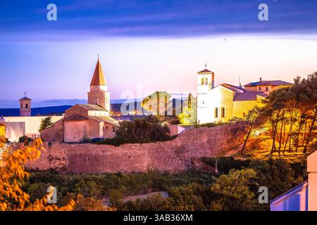 Inselstadt Krk Verteidigungsmauern und Wahrzeichen Sonnenuntergang, Kvarner Bucht von Kroatien Stockfoto