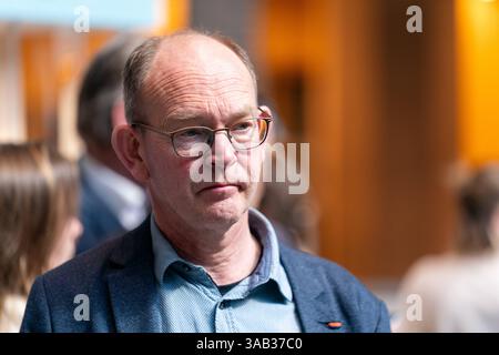 01 04 2025 Dutch Tweede Kamer Plenardebatte DEN HAAG, NIEDERLANDE - 1. APRIL: AdR Pierik BBB während der Plenardebatte in der Tweede Kamer am 1. April 2025 in den Haag Tweede Kamer Niederlande den Haag Tweede Kamer Niederlande Inhalte können nicht direkt oder indirekt über Dritte weiterverbreitet werden. Copyright: XJohnxBeckmannx Stockfoto