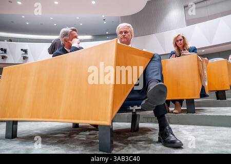01 04 2025 Dutch Tweede Kamer Plenardebatte DEN HAAG, NIEDERLANDE - 1. APRIL: Geert Wilders PVV während der Plenardebatte im Tweede Kamer am 1. April 2025 in den Haag Tweede Kamer Niederlande den Haag Tweede Kamer Niederlande Inhalte können nicht direkt oder indirekt über Dritte weiterverbreitet werden. Copyright: XJohnxBeckmannx Stockfoto