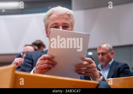 01 04 2025 Dutch Tweede Kamer Plenardebatte DEN HAAG, NIEDERLANDE - 1. APRIL: Geert Wilders PVV während der Plenardebatte im Tweede Kamer am 1. April 2025 in den Haag Tweede Kamer Niederlande den Haag Tweede Kamer Niederlande Inhalte können nicht direkt oder indirekt über Dritte weiterverbreitet werden. Copyright: XJohnxBeckmannx Stockfoto