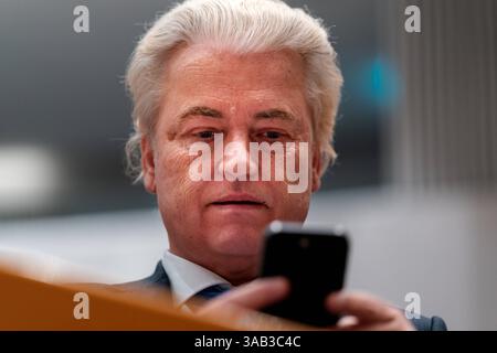 01 04 2025 Dutch Tweede Kamer Plenardebatte DEN HAAG, NIEDERLANDE - 1. APRIL: Geert Wilders PVV während der Plenardebatte im Tweede Kamer am 1. April 2025 in den Haag Tweede Kamer Niederlande den Haag Tweede Kamer Niederlande Inhalte können nicht direkt oder indirekt über Dritte weiterverbreitet werden. Copyright: XJohnxBeckmannx Stockfoto