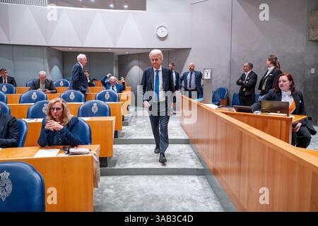 01 04 2025 Dutch Tweede Kamer Plenardebatte DEN HAAG, NIEDERLANDE - 1. APRIL: Geert Wilders PVV während der Plenardebatte im Tweede Kamer am 1. April 2025 in den Haag Tweede Kamer Niederlande den Haag Tweede Kamer Niederlande Inhalte können nicht direkt oder indirekt über Dritte weiterverbreitet werden. Copyright: XJohnxBeckmannx Stockfoto