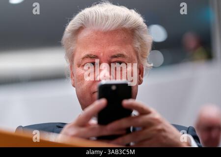 01 04 2025 Dutch Tweede Kamer Plenardebatte DEN HAAG, NIEDERLANDE - 1. APRIL: Geert Wilders PVV während der Plenardebatte im Tweede Kamer am 1. April 2025 in den Haag Tweede Kamer Niederlande den Haag Tweede Kamer Niederlande Inhalte können nicht direkt oder indirekt über Dritte weiterverbreitet werden. Copyright: XJohnxBeckmannx Stockfoto
