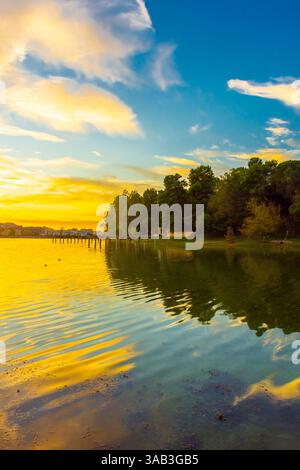 Sonnenuntergang über dem Parku i Madh See im Grand Park von Tirana, Albanien Stockfoto