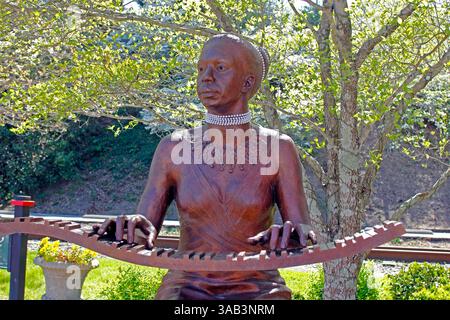 Nina Simone, legendäre amerikanische Sängerin, Songwriterin, Pianistin und Bürgerrechtlerin, Statue am Nina Simone Plaza in Tryon NC Bronze-Skulptur Stockfoto