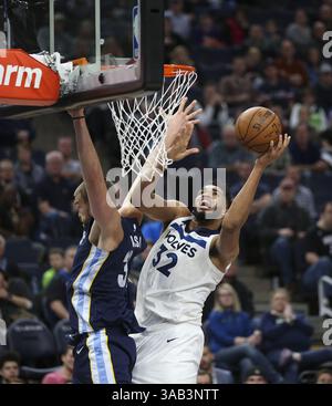 März 2018 - Minneapolis, MN, USA - Memphis Grizzlies-Zentrum Marc Gasol (33) verteidigt Minnesota Timberwolves Zentrum Karl-Anthony Towns (32), während er im vierten Quartal am Montag, 26. März 2018 im Target Center in Minneapolis, Minnt, schießt. Die Grizzlies gewannen 101:93. (Bild: © Jeff Wheeler/TNS via ZUMA Wire) Stockfoto