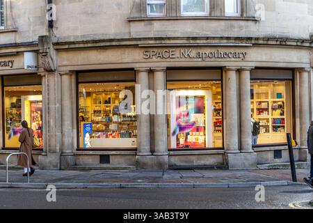 Bristol, Großbritannien - 11. November 2023: Space NK Apothecary im Stadtzentrum von Bristol. Stockfoto