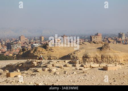 Blick vom Pyramidenkomplex in Gizeh, Ägypten, auf die Sand- und Hochhäuser in Kairo Stockfoto