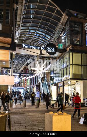 Bristol, Großbritannien - 30. November 2023: Eintritt des Cabot Circus in Broadmead, Bristol. Leute, die mit Weihnachtseinkäufen beschäftigt sind Stockfoto