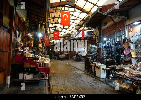 GAZIANTEP, TURKIYE - 01. FEBRUAR 2025: Historischer Kupferschmied-Basar in Gaziantep Stockfoto