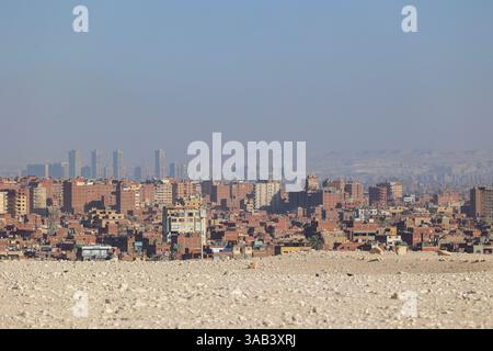 Blick vom Pyramidenkomplex in Gizeh, Ägypten, auf die Hochhäuser in Kairo Stockfoto