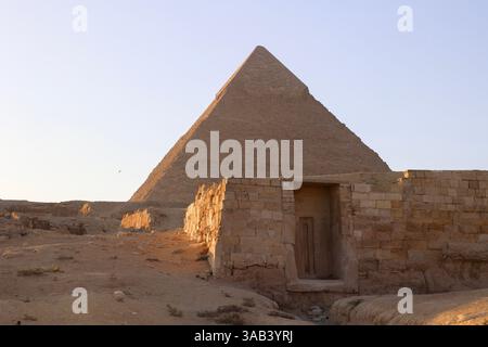 Eintritt zu einem Grab vor dem Pyramidenkomplex in Gizeh, Ägypten Stockfoto