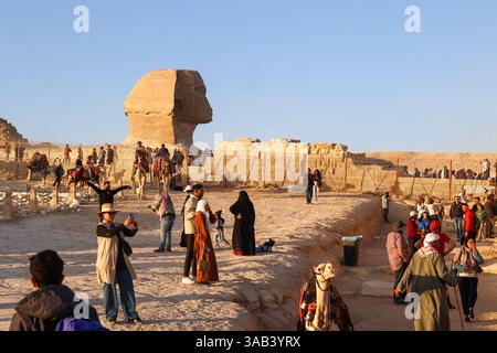 Touristenmassen unter dem Kopf der Sphinx des Pyramidenkomplexes von Gizeh in Ägypten Stockfoto