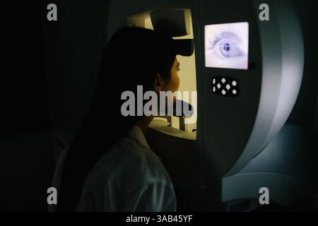 Glaukomfrüherkennung durch Perimetrie-Testung an einer ophthalmologischen Klinik. Perimetrie-Gesichtsfeldtest hilft bei der Erkennung eines frühen Glaukoms durch Beurteilung der Co Stockfoto