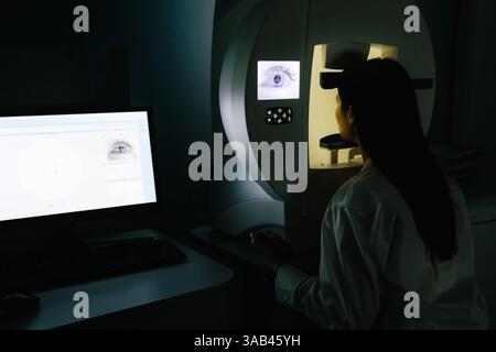Perimetrie-Gesichtsfeldtest hilft bei der Erkennung eines frühen Glaukoms durch Beurteilung des kompletten Sehvermögens, einschließlich des peripheren Sehvermögens. Glaukomfrühdetektion durch Stockfoto